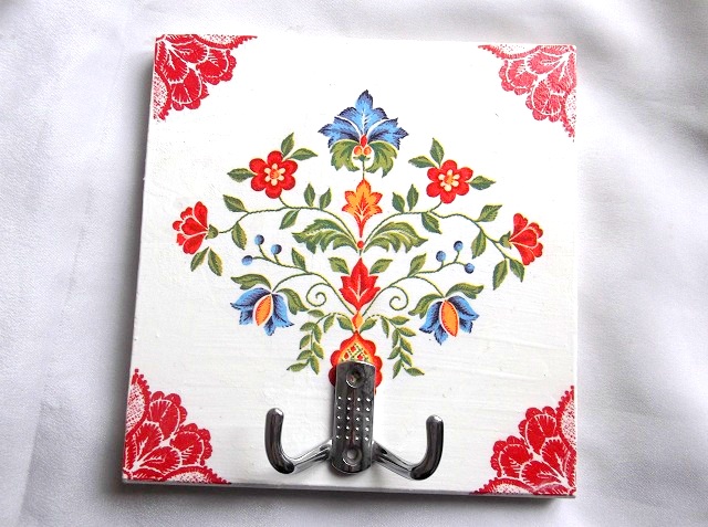 cuier haine din lemn cu motiv traditional 32917