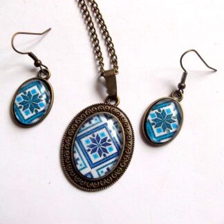 Set bijuterii pandantiv si cercei cu model traditional alb cu albastru 31897