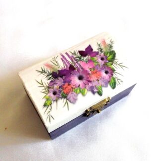 cutie lemn decorata cu aranjament de flori mov 43627