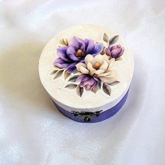 Cutie din lemn 52150 Cutie din lemn 52150 Cutie din lemn Cutie din lemn, de forma rotunda, decorat cu tehnica decopajului , pictat si lacuit cu lac ecologic Diametrul: 9 cm Inaltimea: 5 cm