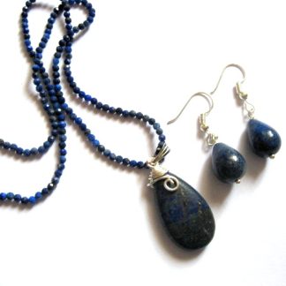 set bijuterii cu lapis lazuli 52553 set bijuterii cu lapis lazuli 52553 set colier si cercei cu lapis lazuli ( pietre semipretioase ) dimensiunile pandantivului 30mm/ 15mm siragul de pietre 40 cm si are lant pt prelungire siragul de pietre cu margele de 2 mm